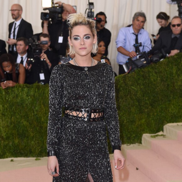 Kristen Stewart portant une création Chanel - Soirée Costume Institute Benefit Gala 2016 (Met Ball) sur le thème de "Manus x Machina" au Metropolitan Museum of Art à New York, le 2 mai 2016.