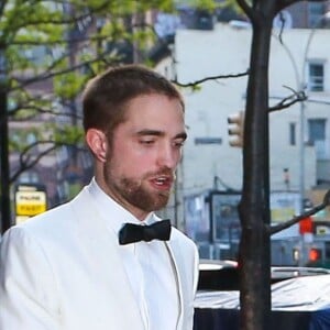 Robert Pattinson et sa petite amie FKA Twigs (Tahliah Debrett Barnett) se rendant à la soirée Costume Institute Benefit Gala 2016 (Met Ball) sur le thème de "Manus x Machina" au Metropolitan Museum of Art à New York, le 2 mai 2016.