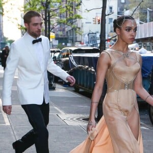 Robert Pattinson et sa petite amie FKA Twigs (Tahliah Debrett Barnett) se rendant à la soirée Costume Institute Benefit Gala 2016 (Met Ball) sur le thème de "Manus x Machina" au Metropolitan Museum of Art à New York, le 2 mai 2016.