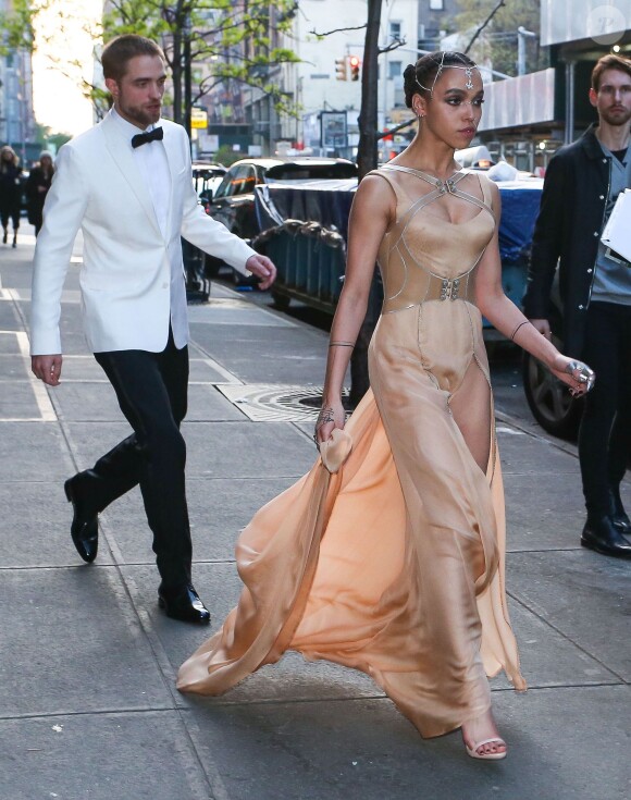 Robert Pattinson et sa petite amie FKA Twigs (Tahliah Debrett Barnett) se rendant à la soirée Costume Institute Benefit Gala 2016 (Met Ball) sur le thème de "Manus x Machina" au Metropolitan Museum of Art à New York, le 2 mai 2016.