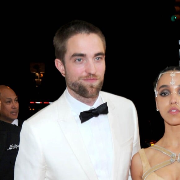 FKA Twigs (en Versace) et son compagnon Robert Pattinson (en Dior) - Soirée Costume Institute Benefit Gala 2016 (Met Ball) sur le thème de "Manus x Machina" au Metropolitan Museum of Art à New York, le 2 mai 2016.