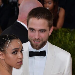 FKA Twigs (en Versace) et son compagnon Robert Pattinson (en Dior) - Soirée Costume Institute Benefit Gala 2016 (Met Ball) sur le thème de "Manus x Machina" au Metropolitan Museum of Art à New York, le 2 mai 2016.