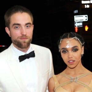 FKA Twigs (en Versace) et son compagnon Robert Pattinson (en Dior) - Soirée Costume Institute Benefit Gala 2016 (Met Ball) sur le thème de "Manus x Machina" au Metropolitan Museum of Art à New York, le 2 mai 2016.