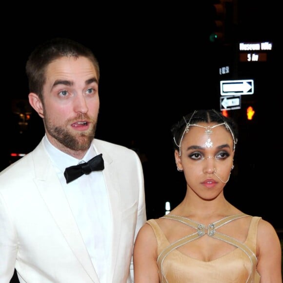 FKA Twigs (en Versace) et son compagnon Robert Pattinson (en Dior) - Soirée Costume Institute Benefit Gala 2016 (Met Ball) sur le thème de "Manus x Machina" au Metropolitan Museum of Art à New York, le 2 mai 2016.