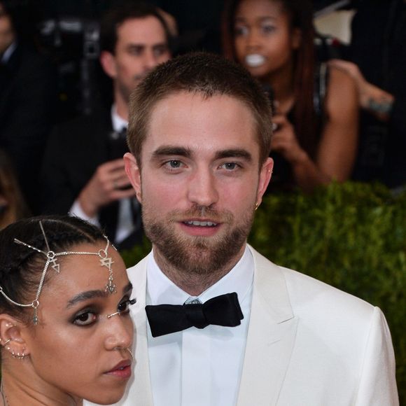 FKA Twigs (en Versace) et son compagnon Robert Pattinson (en Dior) - Soirée Costume Institute Benefit Gala 2016 (Met Ball) sur le thème de "Manus x Machina" au Metropolitan Museum of Art à New York, le 2 mai 2016.