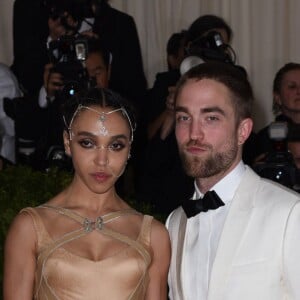 FKA Twigs (en Versace) et son compagnon Robert Pattinson (en Dior) - Soirée Costume Institute Benefit Gala 2016 (Met Ball) sur le thème de "Manus x Machina" au Metropolitan Museum of Art à New York, le 2 mai 2016.