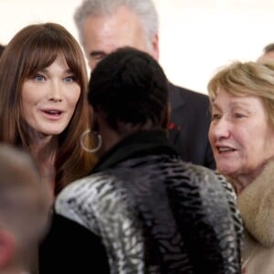 Carla Bruni Sarkozy et sa mère Marisa Bruni Tedeschi à l'occasion de la journée mondiale de lutte contre le Sida organisé à l'hôtel Marigny à Paris le 1er décembre 2010