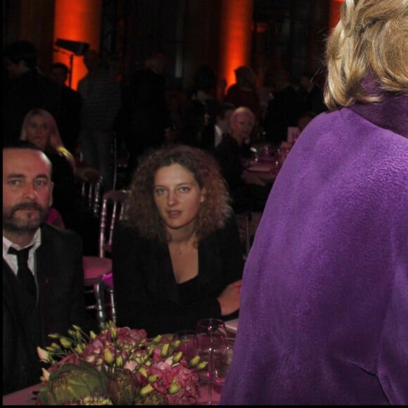 Marisa Bruni Tedeschi et sa fille Carla Bruni Sarkozy au dîner de soutien pour la fondation Aides à Paris le 27 novembre 2010