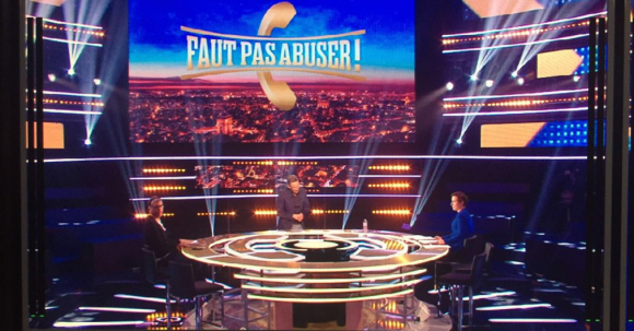 Julien Courbet sur le plateau de "Faut pas abuser" dans le premier prime sera diffusé le 10 mai sur D8.