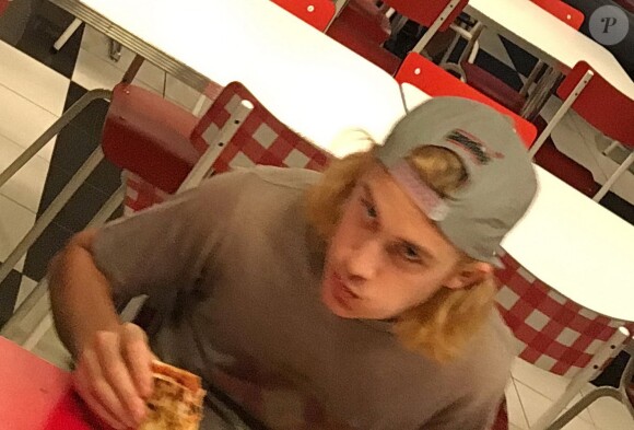 Prix Spécial - René-Charles Angélil, le fils de Céline Dion, avec sa nouvelle teinture blonde, mangeant une pizza avec des amis à Las Vegas, le 24 avril 2016.