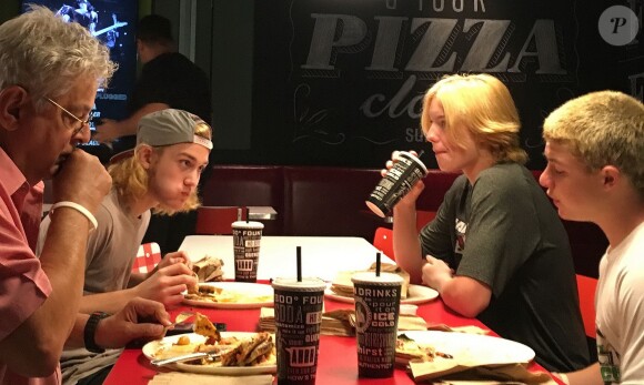 Prix Spécial - René-Charles Angélil, le fils de Céline Dion, avec sa nouvelle teinture blonde, mangeant une pizza avec des amis à Las Vegas, le 24 avril 2016.