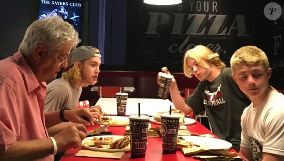 Prix Spécial - Le jeune René-Charles Angélil, le fils de Céline Dion, avec sa nouvelle teinture blonde, mangeant une pizza avec des amis à Las Vegas, le 24 avril 2016.