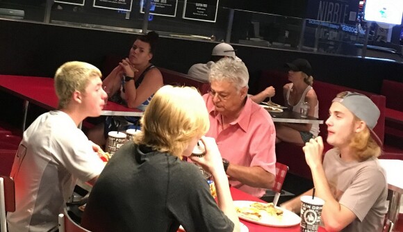 Prix Spécial - René-Charles Angélil, le fils de Céline Dion, avec sa nouvelle teinture blonde, mangeant une pizza avec des amis à Las Vegas, le 24 avril 2016.