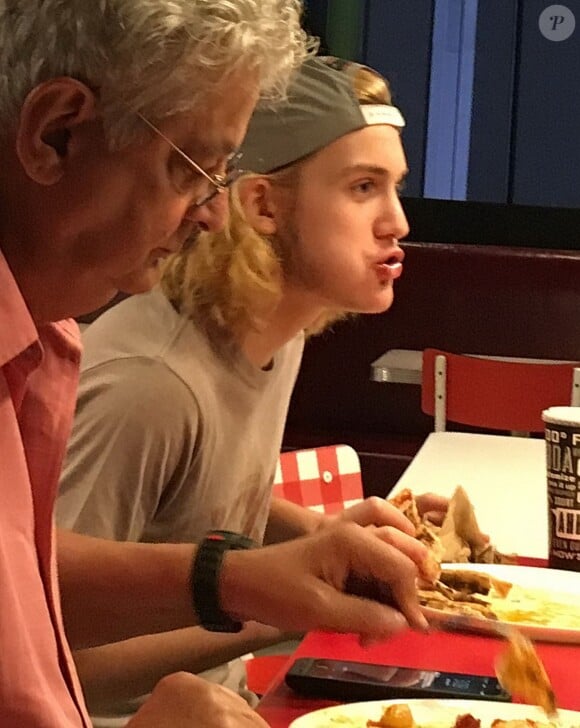 Prix Spécial - René-Charles, le fils de Céline Dion, avec sa nouvelle teinture blonde, mangeant une pizza avec des amis à Las Vegas, le 24 avril 2016.