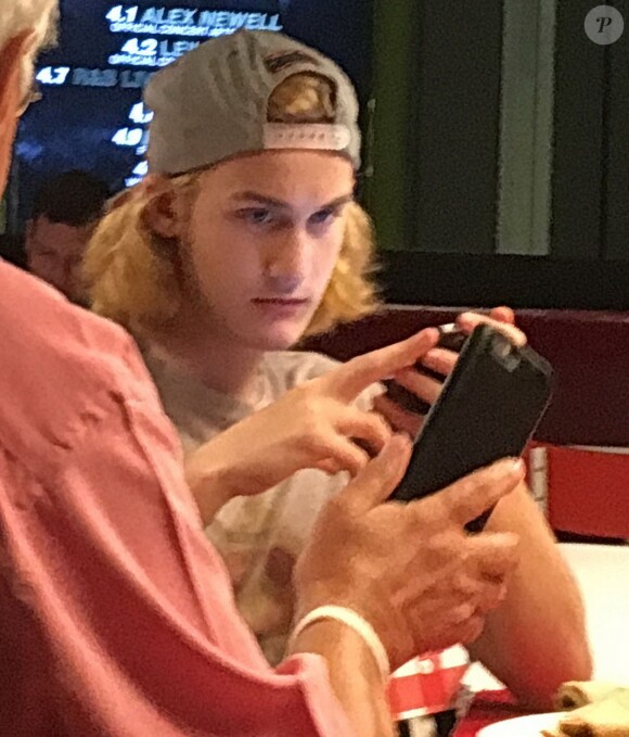 Prix Spécial - René-Charles Angélil, le fils de Céline Dion, avec sa nouvelle teinture blonde, mangeant une pizza avec des amis à Las Vegas, le 24 avril 2016.