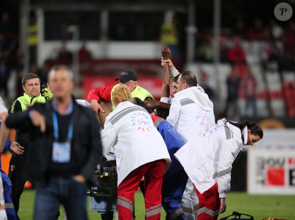 Patrick Ekeng, joueur du Dinamo Bucarest, est mort à Bucarest le 6 mai 2016 lors d'un match de football de première ligue roumaine.