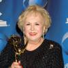 Doris Roberts aux Emmy Awards 2001 à Los Angeles, récompensée dans la catégorie meilleure actrice dans un second rôle pour la série comique "Tout le monde aime Raymond".