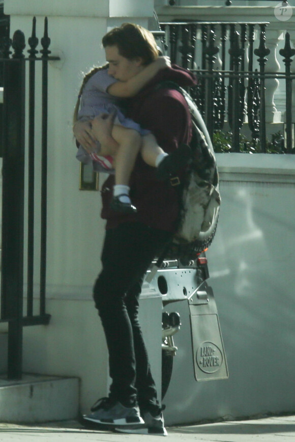 Exclusif - Brooklyn Beckham rentre à son domicile avec sa petite soeur Harper à Londres, le 20 avril 2016.