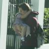 Exclusif - Brooklyn Beckham rentre à son domicile avec sa petite soeur Harper à Londres, le 20 avril 2016.