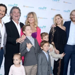Oliver Hudson, Kurt Russell, Goldie Hawn, Kate Hudson et Wyatt Russell lors de la soirée Goldie's Love In For Kids à Beverly Hills, le 6 mai 2016.