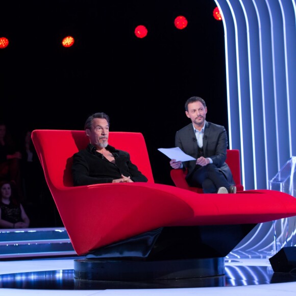 Exclusif - Florent Pagny et Marc-Olivier Fogiel, sur le tournage de l'émission Le Divan de Marc-Olivier Fogiel, le 22 avril 2016 (pour une diffusion le mardi 10 mai 2016 à 23h15 sur France 3). © Cyril Moreau