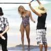 Stella Maxwell en pleine séance photo pour la marque Victoria's Secret sur la plage de Miami. Le 10 mai 2016.
