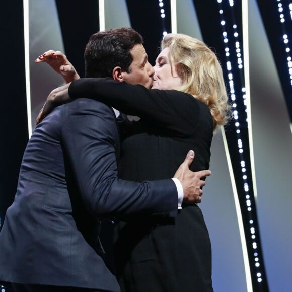 Laurent Lafitte (maître de cérémonie) et Catherine Deneuve (robe Gaultier Paris) s'embrassent sur la bouche - Cérémonie d'ouverture du 69ème Festival International du Film de Cannes.Le 11 mai 2016. © Borde-Jacovides-Moreau/Bestimage