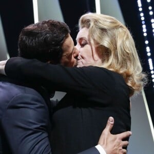 Laurent Lafitte (maître de cérémonie) et Catherine Deneuve (robe Gaultier Paris) s'embrassent sur la bouche - Cérémonie d'ouverture du 69ème Festival International du Film de Cannes.Le 11 mai 2016. © Borde-Jacovides-Moreau/Bestimage