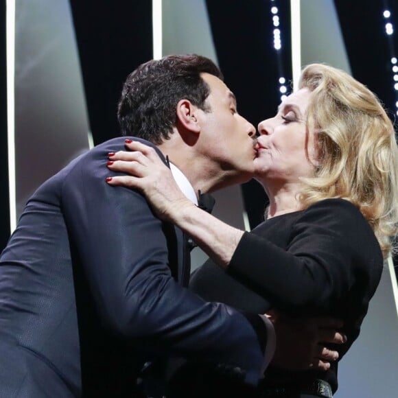 Laurent Lafitte (maître de cérémonie) et Catherine Deneuve (robe Gaultier Paris) s'embrassent sur la bouche - Cérémonie d'ouverture du 69ème Festival International du Film de Cannes.Le 11 mai 2016. © Borde-Jacovides-Moreau/Bestimage