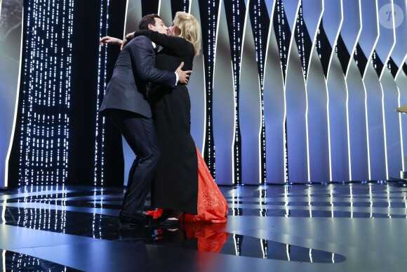 Laurent Lafitte (maître de cérémonie) et Catherine Deneuve (robe Gaultier Paris) s'embrassent sur la bouche - Cérémonie d'ouverture du 69ème Festival International du Film de Cannes.Le 11 mai 2016. © Borde-Jacovides-Moreau/Bestimage