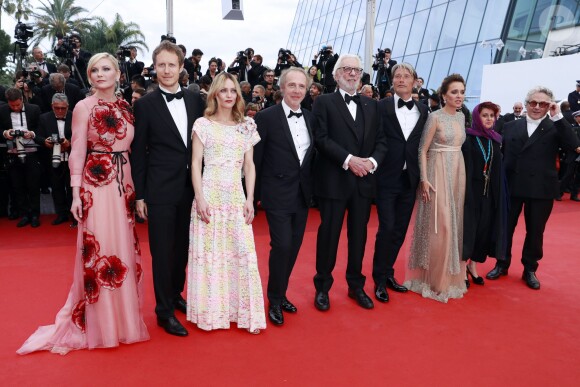 Les membres du jury Kirsten Dunst, László Nemes, Vanessa Paradis, Arnaud Desplechin, Donald Sutherland, Mads Mikkelsen, Valeria Golino, Katayoon Shahabi et le président du jury George Miller - Montée des marches du film "Café Society" pour l'ouverture du 69ème Festival International du Film de Cannes. Le 11 mai 2016. © Borde-Jacovides-Moreau/Bestimage