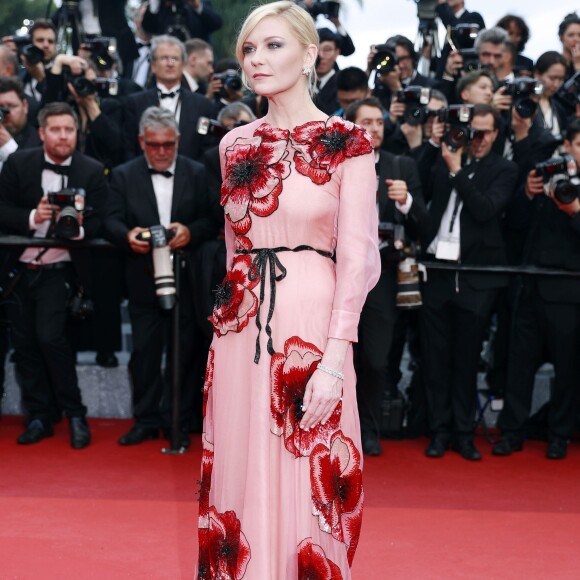 Kirsten Dunst - Kirsten Dunst, habillée d'une robe Gucci - Montée des marches du film "Café Society" pour l'ouverture du 69ème Festival International du Film de Cannes. Le 11 mai 2016. © Borde-Jacovides-Moreau/Bestimage