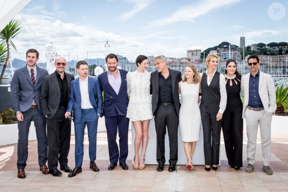 Jamie Linden, Daniel Dubiecki, Jack O'Connell, Dominic West, Caitriona Balfe, George Clooney, Jodie Foster, Julia Roberts, Lara Alameddine et Grant Heslov au photocall de "Money Monster" au 69e Festival international du film de Cannes le 12 mai 2016. © Cyril Moreau / Olivier Borde / Bestimage