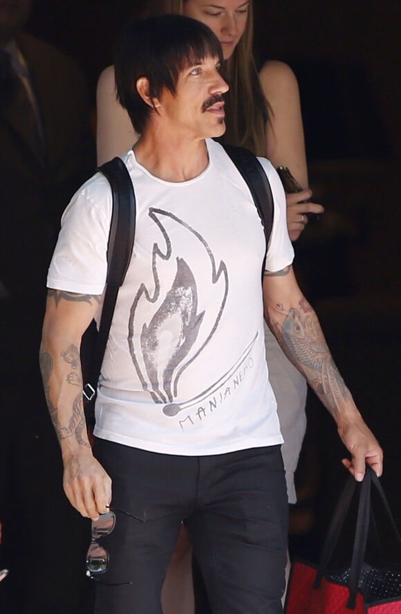 Exclusif - Le leader du groupe Red Hot Chili Peppers Anthony Kiedis quitte son hôtel à la Nouvelle-Orléans, le 24 avril 2016. © CPA/Bestimage