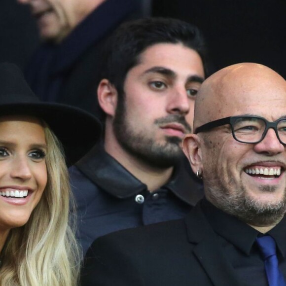 Pascal Obispo et sa femme Julie Hantson lors de PSG - Nantes au Parc des Princes le 14 mai 2016, dernier match de la saison, qui signait les adieux de Zlatan Ibrahimovic au Paris Saint-Germain et à la Ligue 1.