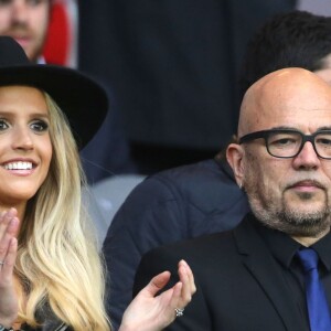 Pascal Obispo et sa femme Julie Hantson lors de PSG - Nantes au Parc des Princes le 14 mai 2016, dernier match de la saison, qui signait les adieux de Zlatan Ibrahimovic au Paris Saint-Germain et à la Ligue 1.