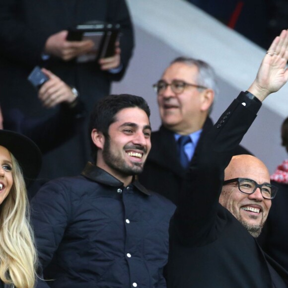 Pascal Obispo et sa femme Julie Hantson lors de PSG - Nantes au Parc des Princes le 14 mai 2016, dernier match de la saison, qui signait les adieux de Zlatan Ibrahimovic au Paris Saint-Germain et à la Ligue 1.