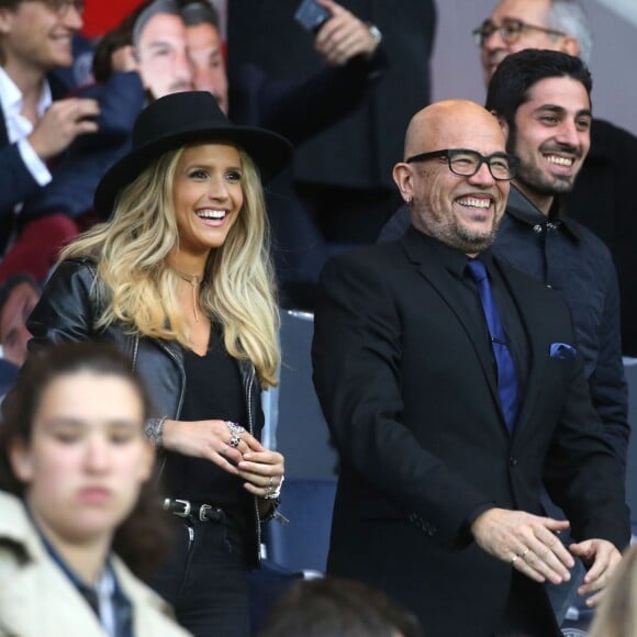 Pascal Obispo et sa femme Julie Hantson lors de PSG - Nantes au Parc des Princes le 14 mai 2016, dernier match de la saison, qui signait les adieux de Zlatan Ibrahimovic au Paris Saint-Germain et à la Ligue 1.