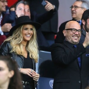 Pascal Obispo et sa femme Julie Hantson lors de PSG - Nantes au Parc des Princes le 14 mai 2016, dernier match de la saison, qui signait les adieux de Zlatan Ibrahimovic au Paris Saint-Germain et à la Ligue 1.