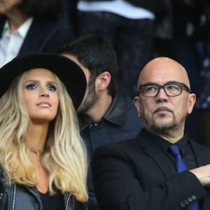 Pascal Obispo et sa femme Julie Hantson lors de PSG - Nantes au Parc des Princes le 14 mai 2016, dernier match de la saison, qui signait les adieux de Zlatan Ibrahimovic au Paris Saint-Germain et à la Ligue 1.