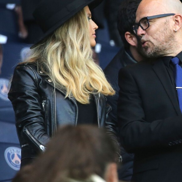 Pascal Obispo et sa femme Julie Hantson lors de PSG - Nantes au Parc des Princes le 14 mai 2016, dernier match de la saison, qui signait les adieux de Zlatan Ibrahimovic au Paris Saint-Germain et à la Ligue 1.