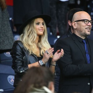 Pascal Obispo et sa femme Julie Hantson lors de PSG - Nantes au Parc des Princes le 14 mai 2016, dernier match de la saison, qui signait les adieux de Zlatan Ibrahimovic au Paris Saint-Germain et à la Ligue 1.