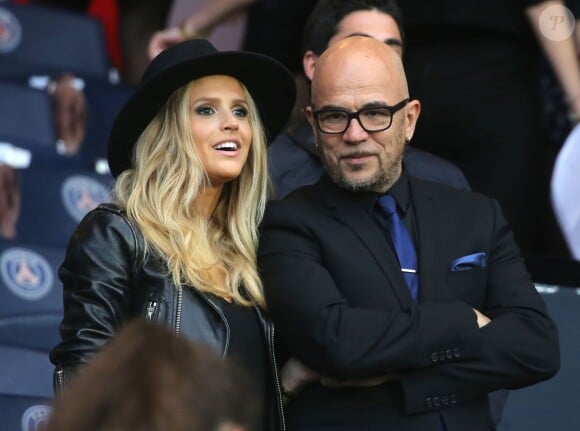 Pascal Obispo et sa femme Julie Hantson lors de PSG - Nantes au Parc des Princes le 14 mai 2016, dernier match de la saison, qui signait les adieux de Zlatan Ibrahimovic au Paris Saint-Germain et à la Ligue 1.