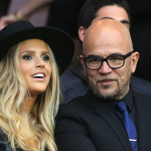 Pascal Obispo et sa femme Julie Hantson lors de PSG - Nantes au Parc des Princes le 14 mai 2016, dernier match de la saison, qui signait les adieux de Zlatan Ibrahimovic au Paris Saint-Germain et à la Ligue 1.