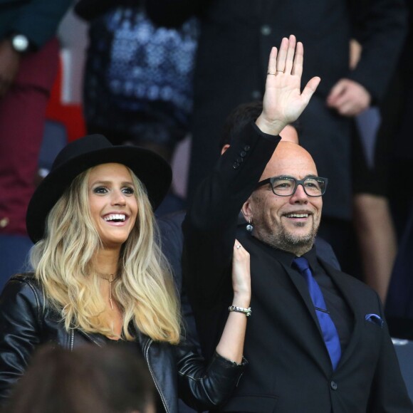 Pascal Obispo et sa femme Julie Hantson lors de PSG - Nantes au Parc des Princes le 14 mai 2016, dernier match de la saison, qui signait les adieux de Zlatan Ibrahimovic au Paris Saint-Germain et à la Ligue 1.