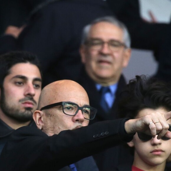 Pascal Obispo entouré de son fils Sean et sa femme Julie Hantson lors de PSG - Nantes au Parc des Princes le 14 mai 2016, dernier match de la saison, qui signait les adieux de Zlatan Ibrahimovic au Paris Saint-Germain et à la Ligue 1.