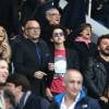 Pascal Obispo entouré de son fils Sean et sa femme Julie Hantson ainsi que de son ami Michaël Youn lors de PSG - Nantes au Parc des Princes le 14 mai 2016, dernier match de la saison, qui signait les adieux de Zlatan Ibrahimovic au Paris Saint-Germain et à la Ligue 1.