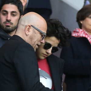 Pascal Obispo et son fils Sean lors de PSG - Nantes au Parc des Princes le 14 mai 2016, dernier match de la saison, qui signait les adieux de Zlatan Ibrahimovic au Paris Saint-Germain et à la Ligue 1.