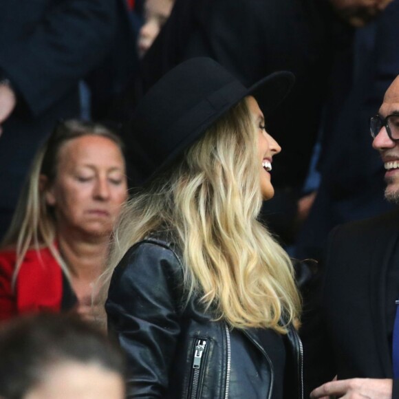 Pascal Obispo et sa femme Julie Hantson lors de PSG - Nantes au Parc des Princes le 14 mai 2016, dernier match de la saison, qui signait les adieux de Zlatan Ibrahimovic au Paris Saint-Germain et à la Ligue 1.