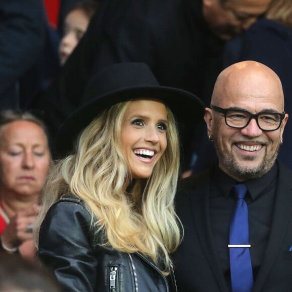 Pascal Obispo et sa femme Julie Hantson lors de PSG - Nantes au Parc des Princes le 14 mai 2016, dernier match de la saison, qui signait les adieux de Zlatan Ibrahimovic au Paris Saint-Germain et à la Ligue 1.